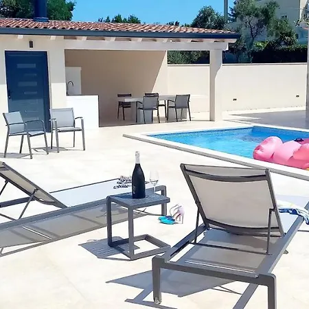 Salvore - New Luxury House, Heated Pool, Near Beaches, Playroom - Istria *