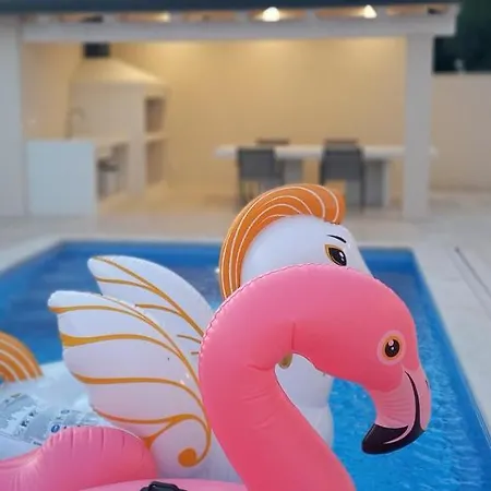 Salvore - New Luxury House, Heated Pool, Near Beaches, Playroom - Istria 别墅 萨武德里亚