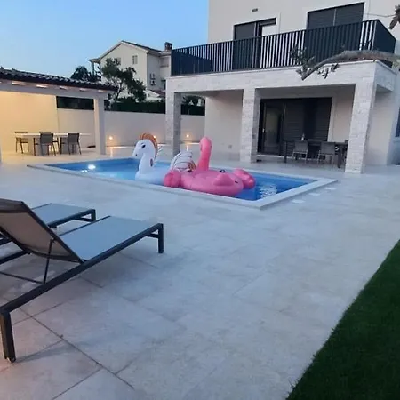 Salvore - New Luxury House, Heated Pool, Near Beaches, Playroom - Istria