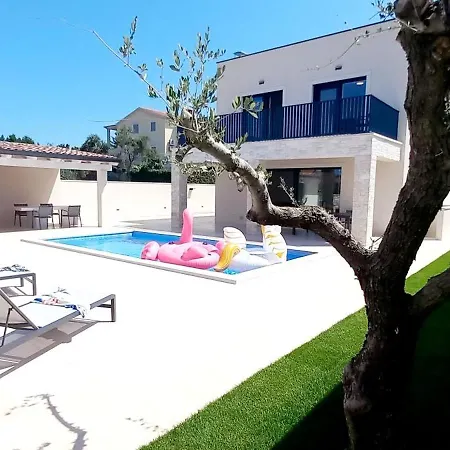Salvore - New Luxury House, Heated Pool, Near Beaches, Playroom - Istria Villa