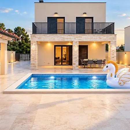 Salvore - New Luxury House, Heated Pool, Near Beaches, Playroom - Istria Savudrija